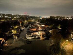 Amsterdam bij nacht vanaf de hoogwerker